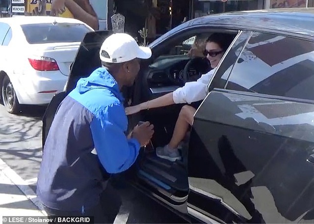 Fan quỳ gối cầu hôn Kendall Jenner - 3 Fan quỳ gối cầu hôn Kendall Jenner - 3
