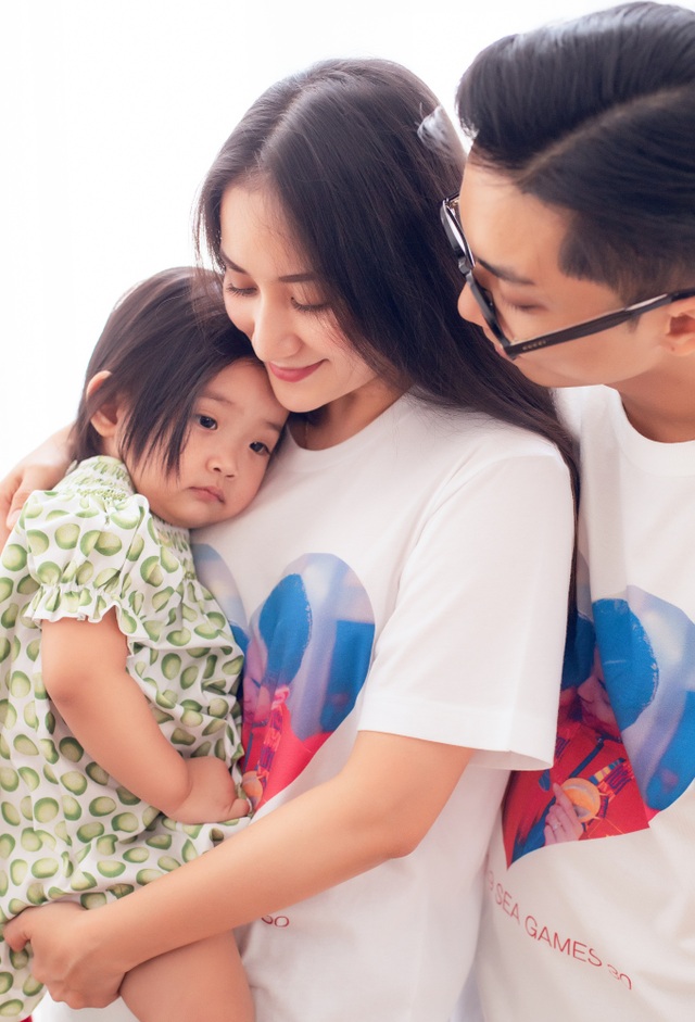 Khoảnh khắc ấm lòng của gia đình Khánh Thi giữa dịch Covid-19 - 8 Khoảnh khắc ấm lòng của gia đình Khánh Thi giữa dịch Covid-19 - 8