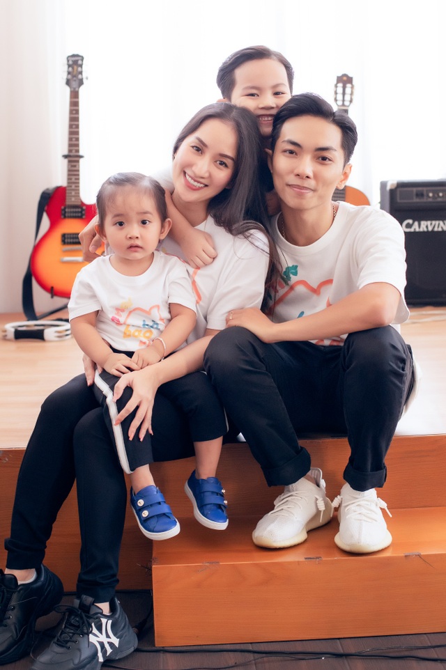 Khoảnh khắc ấm lòng của gia đình Khánh Thi giữa dịch Covid-19 - 1 Khoảnh khắc ấm lòng của gia đình Khánh Thi giữa dịch Covid-19 - 1