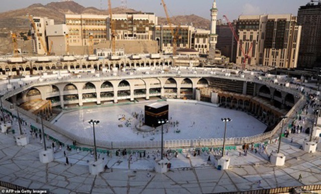 Cảnh tượng vắng vẻ hiếm thấy tại thánh đường hồi giáo Mecca - 1 Cảnh tượng vắng vẻ hiếm thấy tại thánh đường hồi giáo Mecca - 1