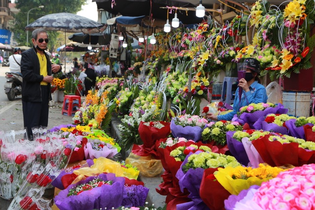 Chợ hoa ế ẩm, tiểu thương “kêu trời” dịp 8/3 giữa mùa dịch corona - 11 Chợ hoa ế ẩm, tiểu thương “kêu trời” dịp 8/3 giữa mùa dịch corona - 11