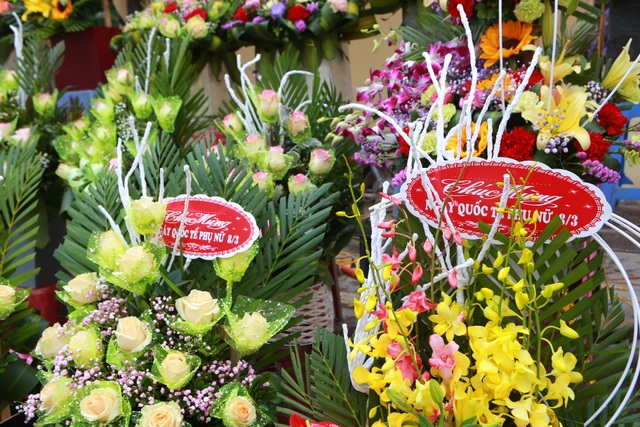 Chợ hoa ế ẩm, tiểu thương “kêu trời” dịp 8/3 giữa mùa dịch corona - 3 Chợ hoa ế ẩm, tiểu thương “kêu trời” dịp 8/3 giữa mùa dịch corona - 3