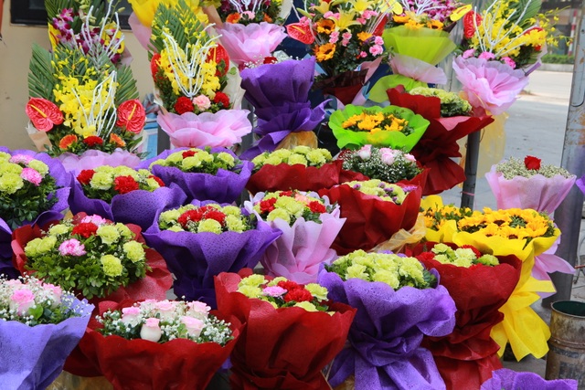 Chợ hoa ế ẩm, tiểu thương “kêu trời” dịp 8/3 giữa mùa dịch corona - 7 Chợ hoa ế ẩm, tiểu thương “kêu trời” dịp 8/3 giữa mùa dịch corona - 7