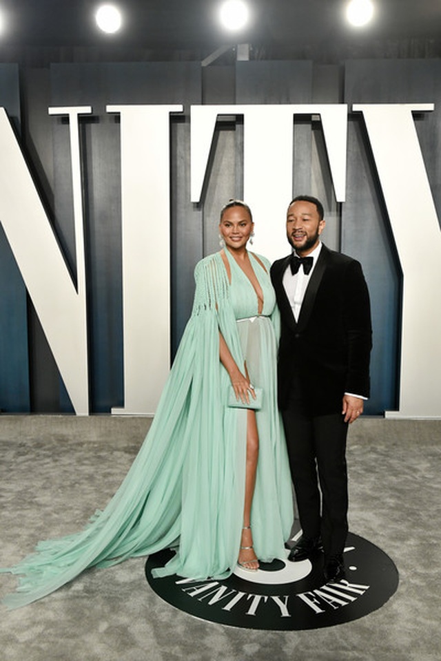 Chrissy Teigen tình tứ hôn chồng khi đi xem bóng rổ - 7 Chrissy Teigen tình tứ hôn chồng khi đi xem bóng rổ - 7