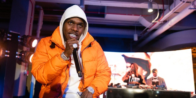 Tấn công fan nữ, rapper bị khán giả la ó buộc rời khỏi sân khấu - 1 Tấn công fan nữ, rapper bị khán giả la ó buộc rời khỏi sân khấu - 1