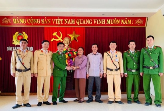 Nhặt được nhiều tờ tiền rơi trên đường, CSGT trả lại người mất - 2 Nhặt được nhiều tờ tiền rơi trên đường, CSGT trả lại người mất - 2