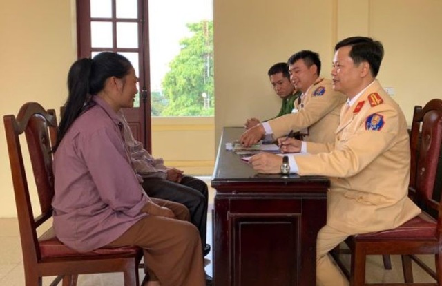 Nhặt được nhiều tờ tiền rơi trên đường, CSGT trả lại người mất - 1 Nhặt được nhiều tờ tiền rơi trên đường, CSGT trả lại người mất - 1
