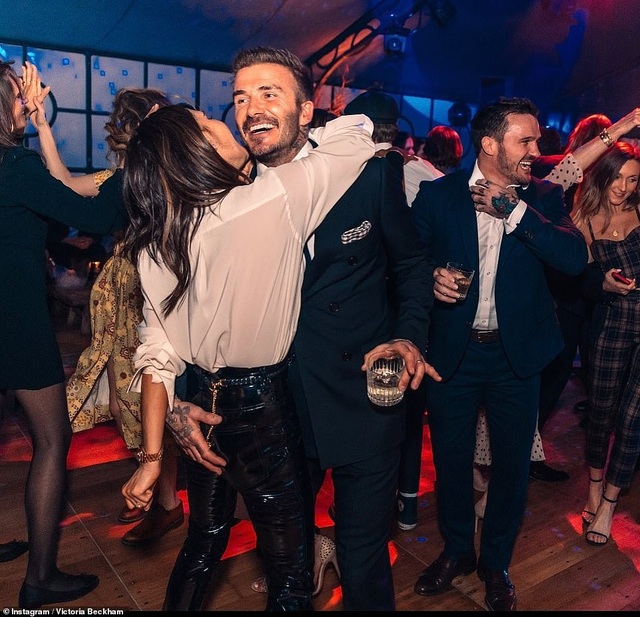 Vợ chồng David Beckham tình tứ trong tiệc sinh nhật tuổi 21 của con trai cả - 2 Vợ chồng David Beckham tình tứ trong tiệc sinh nhật tuổi 21 của con trai cả - 2