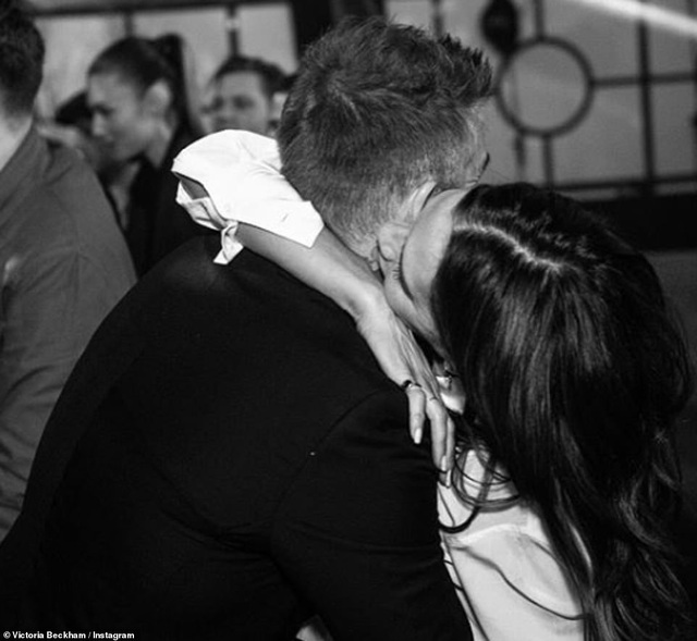 Vợ chồng David Beckham tình tứ trong tiệc sinh nhật tuổi 21 của con trai cả - 3 Vợ chồng David Beckham tình tứ trong tiệc sinh nhật tuổi 21 của con trai cả - 3