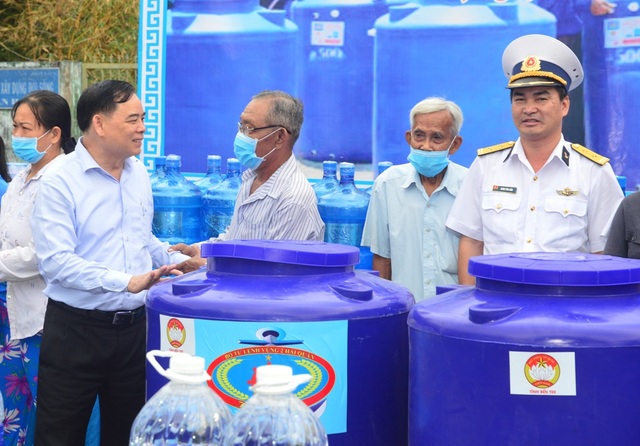 Nhiều tổ chức chung tay “giải khát” người dân Bến Tre - 2 Nhiều tổ chức chung tay “giải khát” người dân Bến Tre - 2