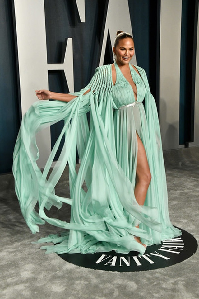 Chrissy Teigen tình tứ hôn chồng khi đi xem bóng rổ - 8 Chrissy Teigen tình tứ hôn chồng khi đi xem bóng rổ - 8