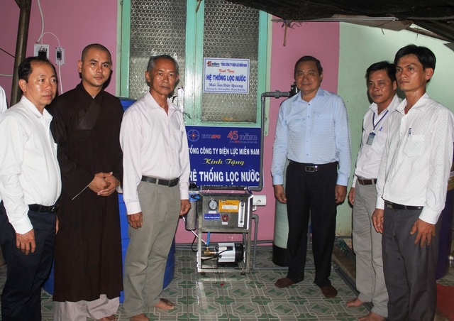 Nhiều tổ chức chung tay “giải khát” người dân Bến Tre - 3 Nhiều tổ chức chung tay “giải khát” người dân Bến Tre - 3
