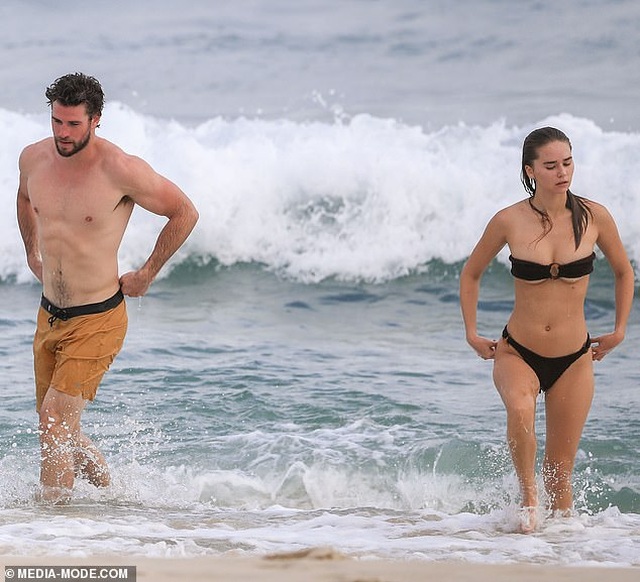 Liam Hemsworth đi tắm biển cùng bạn gái gợi cảm - 1