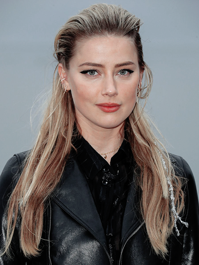 Amber Heard tay trong tay hạnh phúc với bạn gái ở sân bay - 4