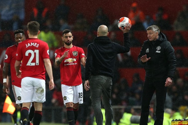 Bruno Fernandes gây sốt với cử chỉ thách thức HLV Pep Guardiola - 1 Bruno Fernandes gây sốt với cử chỉ thách thức HLV Pep Guardiola - 1