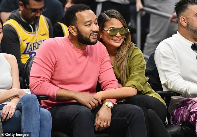 Chrissy Teigen tình tứ hôn chồng khi đi xem bóng rổ - 1 Chrissy Teigen tình tứ hôn chồng khi đi xem bóng rổ - 1