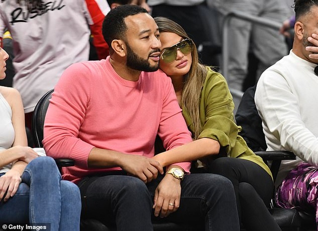 Chrissy Teigen tình tứ hôn chồng khi đi xem bóng rổ - 3 Chrissy Teigen tình tứ hôn chồng khi đi xem bóng rổ - 3