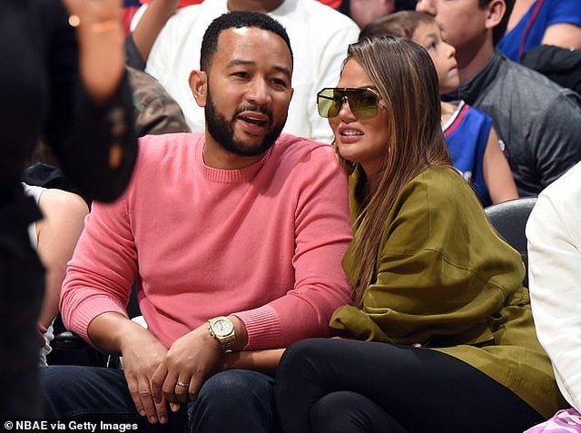 Chrissy Teigen tình tứ hôn chồng khi đi xem bóng rổ - 4 Chrissy Teigen tình tứ hôn chồng khi đi xem bóng rổ - 4