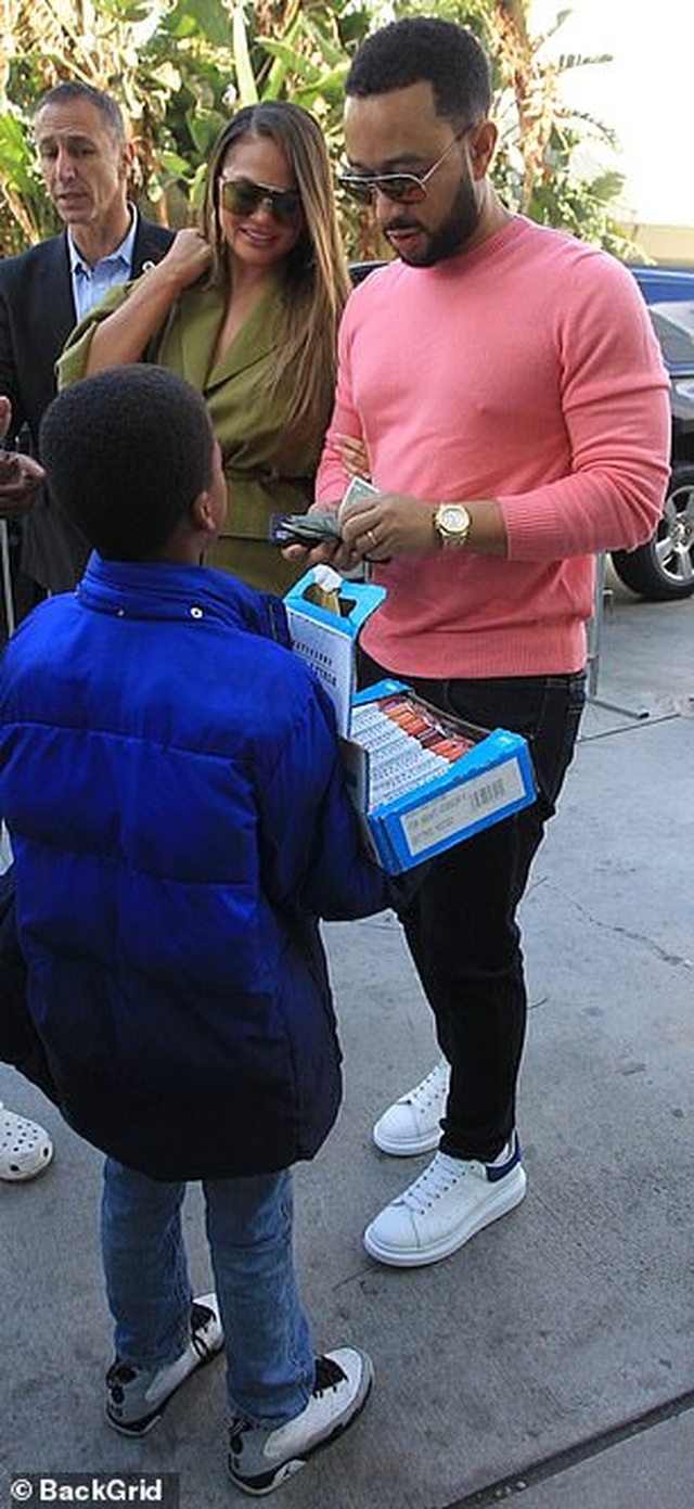 Chrissy Teigen tình tứ hôn chồng khi đi xem bóng rổ - 5 Chrissy Teigen tình tứ hôn chồng khi đi xem bóng rổ - 5