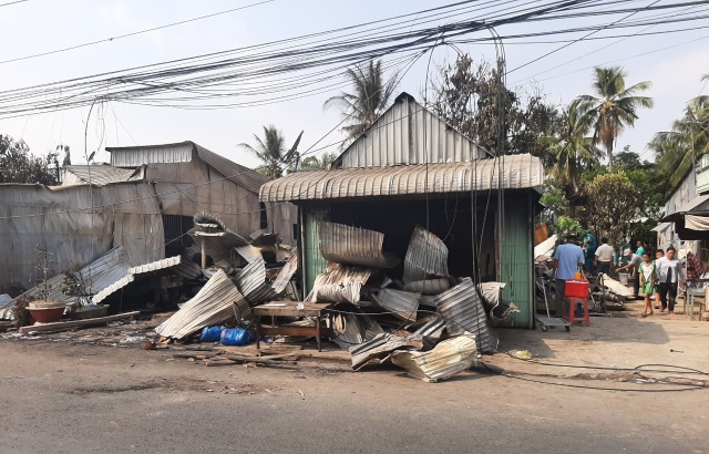 Hỏa hoạn thiêu rụi 6 căn nhà lúc rạng sáng - 1 Hỏa hoạn thiêu rụi 6 căn nhà lúc rạng sáng - 1