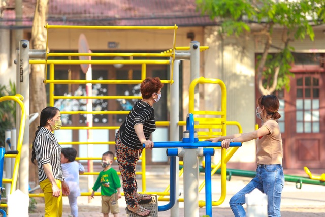 Người dân phố Trúc Bạch bị cách ly được tiếp nhu yếu phẩm như thế nào? - 9 Người dân phố Trúc Bạch bị cách ly được tiếp nhu yếu phẩm như thế nào? - 9