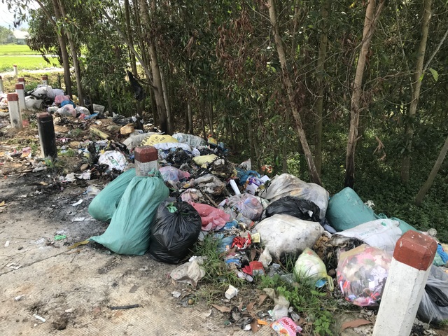 Con đường rác ở huyện nông thôn mới duy nhất của Quảng Ngãi - 2 Con đường rác ở huyện nông thôn mới duy nhất của Quảng Ngãi - 2