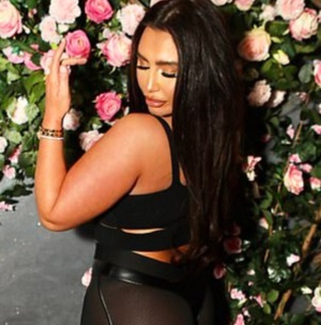 Thân hình kỳ lạ, Lauren Goodger vẫn phủ nhận tin dao kéo thẩm mỹ - 5 Thân hình kỳ lạ, Lauren Goodger vẫn phủ nhận tin dao kéo thẩm mỹ - 5