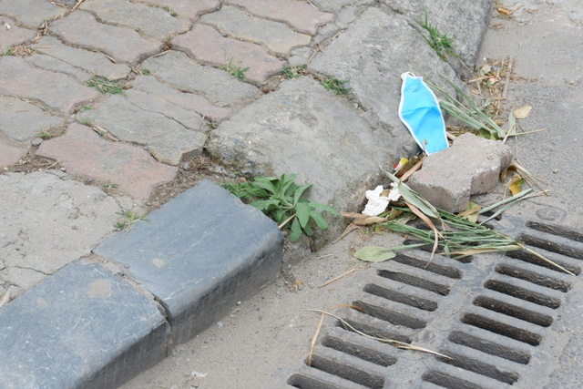 Hà Nội: Khẩu trang “vô chủ” bủa vây đường phố giữa mùa dịch Covid-19 - 7