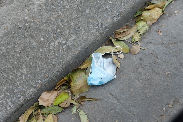 Hà Nội: Khẩu trang “vô chủ” bủa vây đường phố giữa mùa dịch Covid-19 - 5