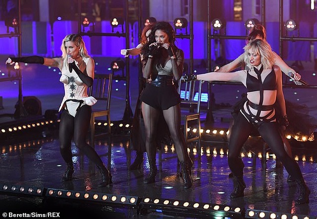 The Pussycat Dolls liên tục bị phản hồi vì trình diễn quá gợi cảm - 7