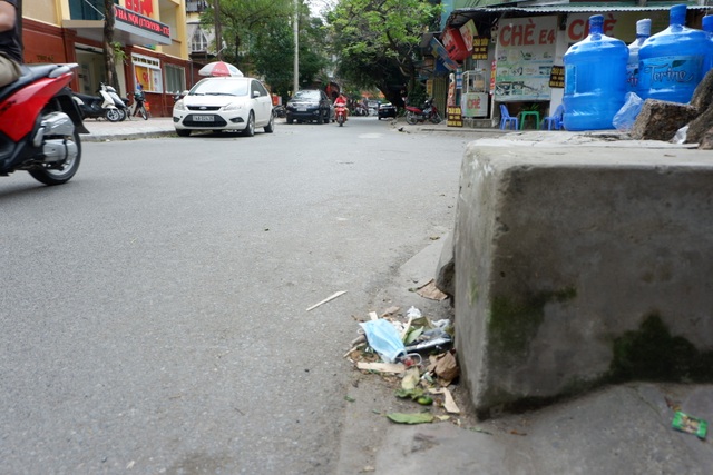 Hà Nội: Khẩu trang “vô chủ” bủa vây đường phố giữa mùa dịch Covid-19 - 8