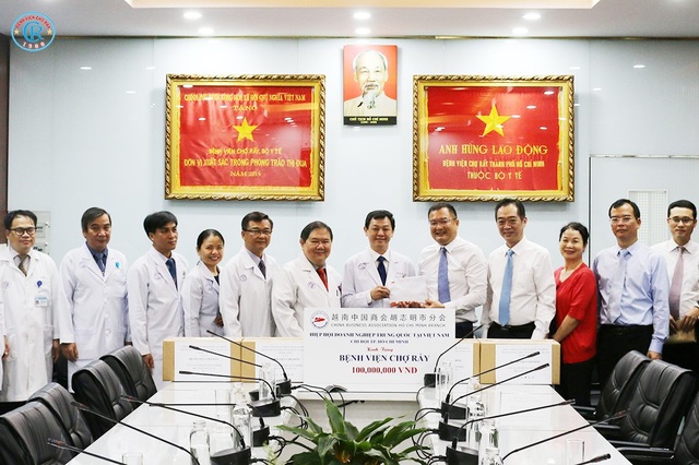 Chợ Rẫy được cảm ơn, tặng khẩu trang và 100 triệu đồng - 5 Chợ Rẫy được cảm ơn, tặng khẩu trang và 100 triệu đồng - 5