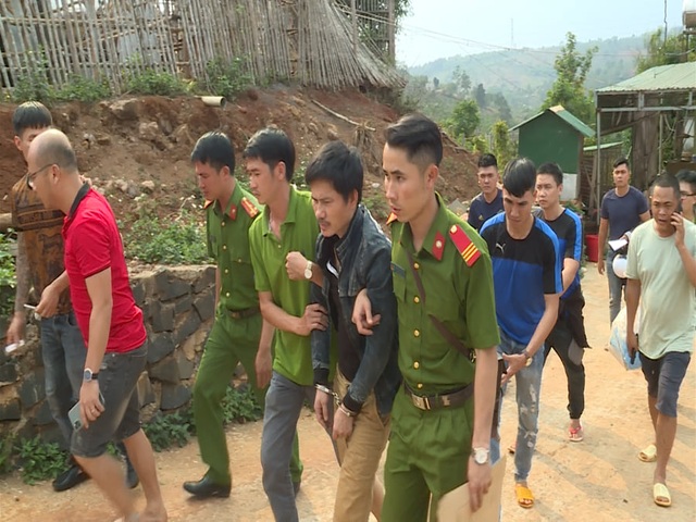 Đối tượng bán ma túy cố thủ trong nhà cùng 6 khẩu súng - 1 Đối tượng bán ma túy cố thủ trong nhà cùng 6 khẩu súng - 1