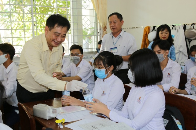 ĐH Kiên Giang tặng 1.500 chai đựng nước cho học sinh Cà Mau - 1