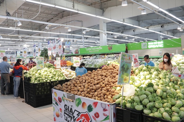 Hà Nội: Siêu thị đầy ắp hàng hoá, người dân tha hồ lựa chọn - 8 Hà Nội: Siêu thị đầy ắp hàng hoá, người dân tha hồ lựa chọn - 8