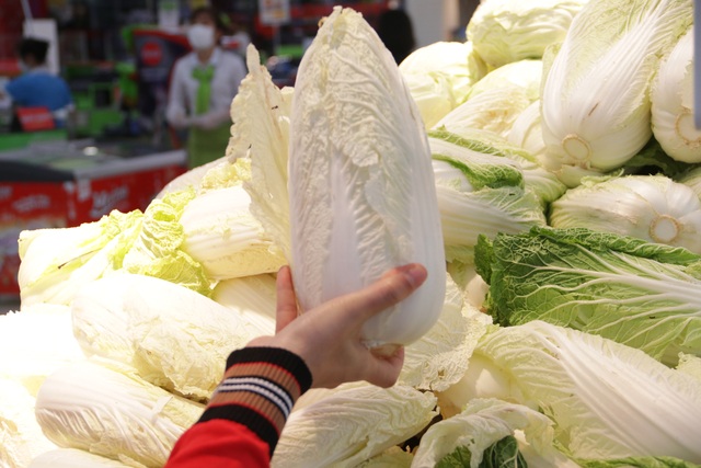 Hà Nội: Siêu thị đầy ắp hàng hoá, người dân tha hồ lựa chọn - 5 Hà Nội: Siêu thị đầy ắp hàng hoá, người dân tha hồ lựa chọn - 5