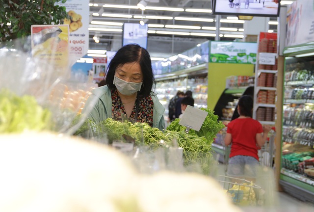 Hà Nội: Siêu thị đầy ắp hàng hoá, người dân tha hồ lựa chọn - 7 Hà Nội: Siêu thị đầy ắp hàng hoá, người dân tha hồ lựa chọn - 7