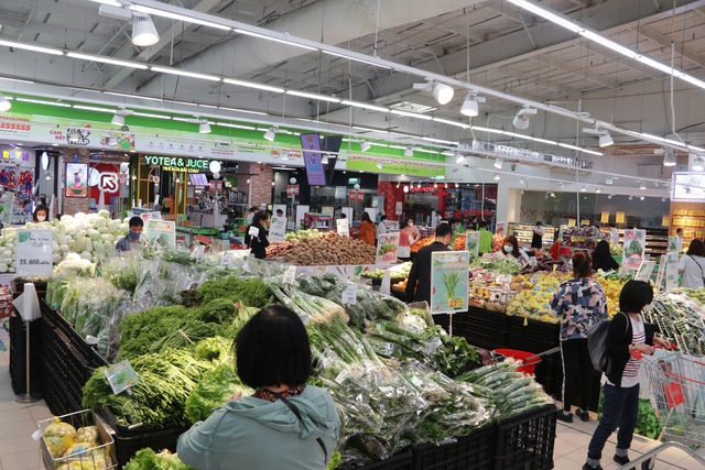 Hà Nội: Siêu thị đầy ắp hàng hoá, người dân tha hồ lựa chọn - 2 Hà Nội: Siêu thị đầy ắp hàng hoá, người dân tha hồ lựa chọn - 2