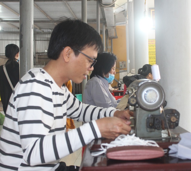 Phật tử Bạc Liêu may hàng ngàn khẩu trang từ thiện giữa mùa dịch Covid-19 - 4 Phật tử Bạc Liêu may hàng ngàn khẩu trang từ thiện giữa mùa dịch Covid-19 - 4