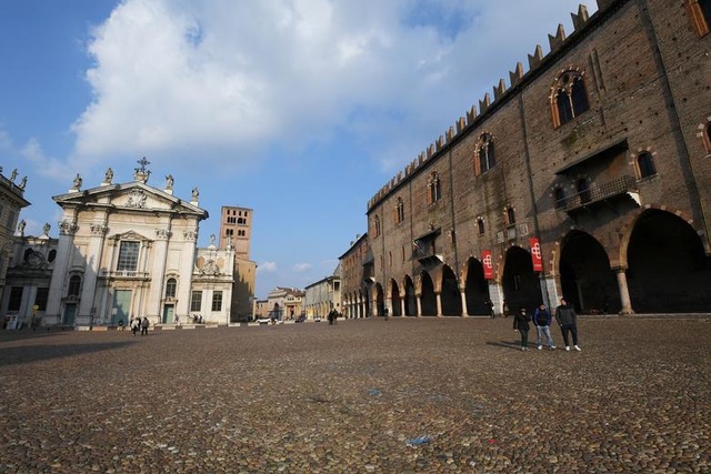 Tăng gần 1.800 ca nhiễm mới một ngày, Italia vắng lặng mùa dịch Covid-19 - 11 Tăng gần 1.800 ca nhiễm mới một ngày, Italia vắng lặng mùa dịch Covid-19 - 11