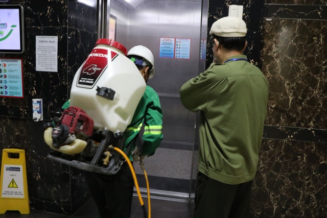 Có cư dân diện F3, F4, khu Linh Đàm khử trùng toàn bộ 12 toà nhà - 3 Có cư dân diện F3, F4, khu Linh Đàm khử trùng toàn bộ 12 toà nhà - 3