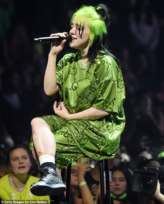 Billie Eilish bất ngờ cởi đồ để chỉ trích những người hay chê bai diện mạo