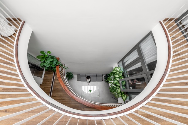 Nhà phố 4 tầng ở Sài Gòn gây ngỡ ngàng bởi thiết kế giếng trời hình xoắn ốc - 11 Nhà phố 4 tầng ở Sài Gòn gây ngỡ ngàng bởi thiết kế giếng trời hình xoắn ốc - 11