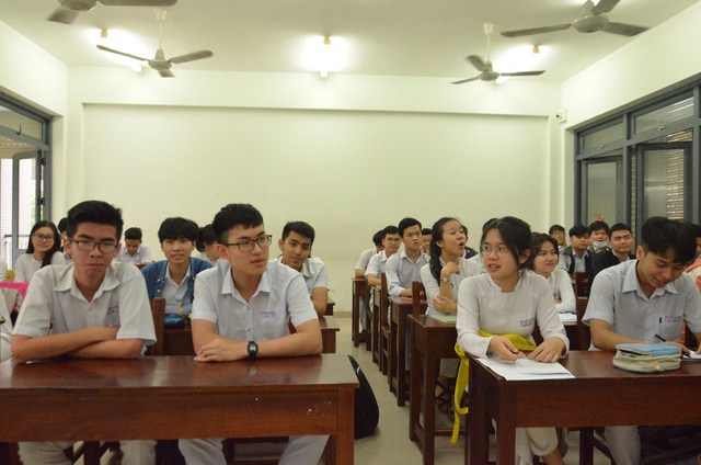 Học sinh lớp 12 ở Đà Nẵng sẽ ôn tập qua truyền hình - 1 Học sinh lớp 12 ở Đà Nẵng sẽ ôn tập qua truyền hình - 1