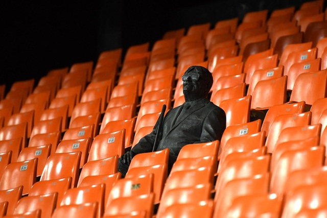 Cảm động với câu chuyện về bức tượng lạ ngồi “cô đơn” trên khán đài