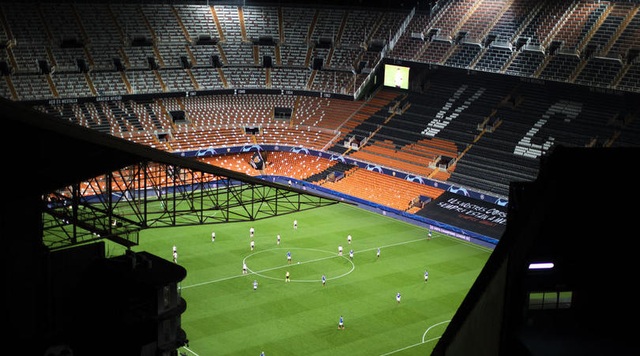 Do Covid-19, Man Utd phải thi đấu trên sân không có khán giả - 2 Do Covid-19, Man Utd phải thi đấu trên sân không có khán giả - 2