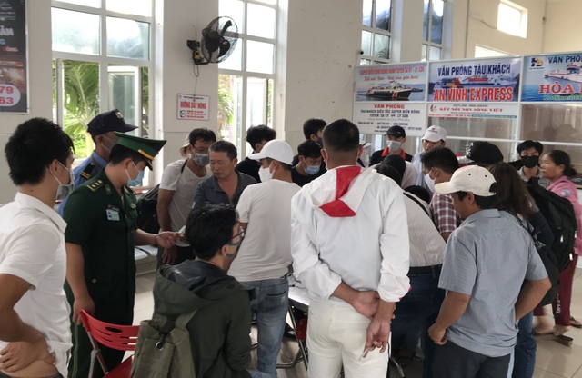 Hành khách đi Lý Sơn phản ứng gay gắt vì thiếu tờ khai y tế - 2