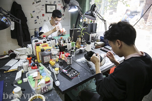 Nghề “phù phép” giày giá từ tiền trăm nghìn lên tới chục triệu đồng - 4 Nghề “phù phép” giày giá từ tiền trăm nghìn lên tới chục triệu đồng - 4