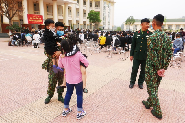 Hết cách ly ở trường quân sự: Người lớn xúc động, trẻ nhỏ ôm chặt bộ đội - 9