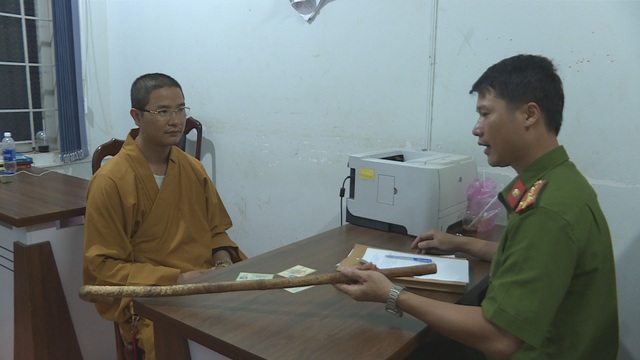 Đình chỉ vụ án thầy chùa đập vỡ kính xe ôtô người đi đường - 1 Đình chỉ vụ án thầy chùa đập vỡ kính xe ôtô người đi đường - 1